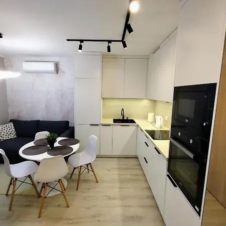 Przystan Letnica Klimatyzacja Garaz Plaza Brzezno 5min גדנסק